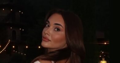 Ajo që ende jeton brenda teje jam Ajo që ende jeton brenda teje jam