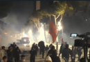 Tensionet në protestë në Shqipëri, sulmohen me gurë edhe makinat e mediave