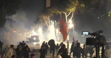 Tensionet në protestë në Shqipëri, sulmohen me gurë edhe makinat e mediave Tensionet në protestë në Shqipëri, sulmohen me gurë edhe makinat e mediave