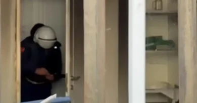 Protesta para Ministrisë së Arsimit, momenti kur polici mbush armën me plumb gome Protesta para Ministrisë së Arsimit, momenti kur polici mbush armën me plumb gome