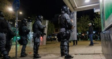 Policia: 20 zyrtarë të lënduar në protestën e mbrëmshme, sot do të ketë masa të shtuara sigurie Policia: 20 zyrtarë të lënduar në protestën e mbrëmshme, sot do të ketë masa të shtuara sigurie