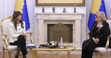 Haxhiu ia dorëzon detyrën Presidentes së re, Justina Shiroka-Pula Haxhiu ia dorëzon detyrën Presidentes së re, Justina Shiroka-Pula