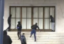 Protestuesit sulmojnë një nga pikat e Bankës së Shqipërisë, thyejnë xhamat e dyerve në hyrje
