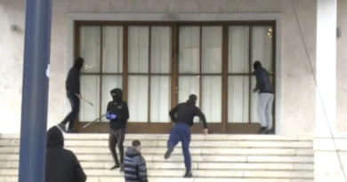 Protestuesit sulmojnë një nga pikat e Bankës së Shqipërisë, thyejnë xhamat e dyerve në hyrje Protestuesit sulmojnë një nga pikat e Bankës së Shqipërisë, thyejnë xhamat e dyerve në hyrje